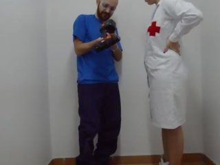 Verpleegster doen eerste aid op piemel