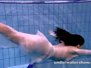 Andrea shows mooi lichaam onderwater