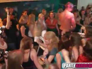 Seksi gadis mengisap pria penari telanjang di itu pesta