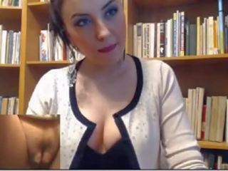 Sexy brunette onanerer i library-more ved freshslutcams.com