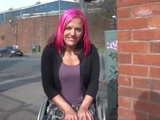 Wheelchair terikat leah tingkah di uk berkedip dan di luar ketelanjangan