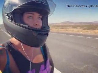 Felicity feline motorcycle boginja jahanje aprilia v nedrček
