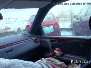 Hårete fitte russisk babe fucks i den bil i offentlig